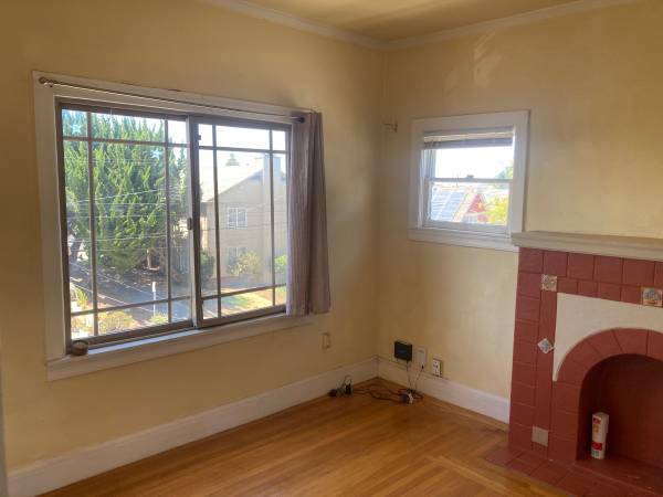 2BR/1BA Apartment · Oakland photo 5