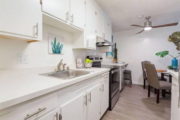 2BR/1BA Apartment on Central Ave · Alameda photo 5