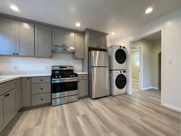 2BR/2BA Duplex on Wallace Street · Oakland photo 4