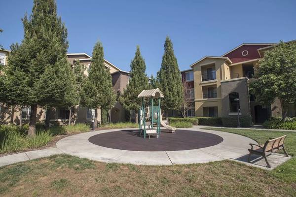 2BR/2BA Apartment on Valle Vista Ave · Vallejo photo 4
