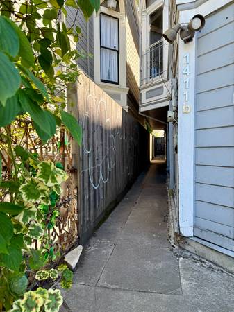 2BR/1BA Duplex · Oakland photo 2