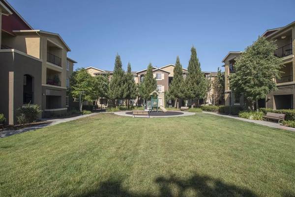 2BR/2BA Apartment on Valle Vista Ave · Vallejo photo 5
