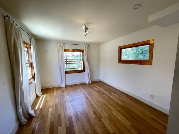 2BR/1BA Apartment · Oakland photo 5