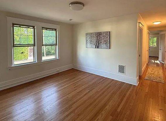 1BR/1BA Single Family House on S Broadway · Tarrytown photo 4