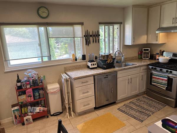 2BR/1BA Apartment · Mill Valley photo 2