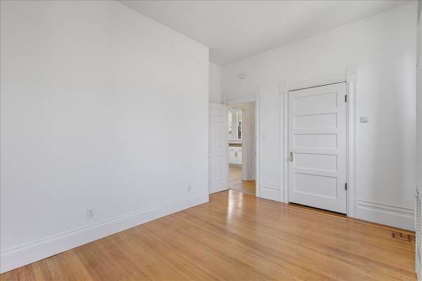 2BR/1BA Apartment · Great Neck photo 3