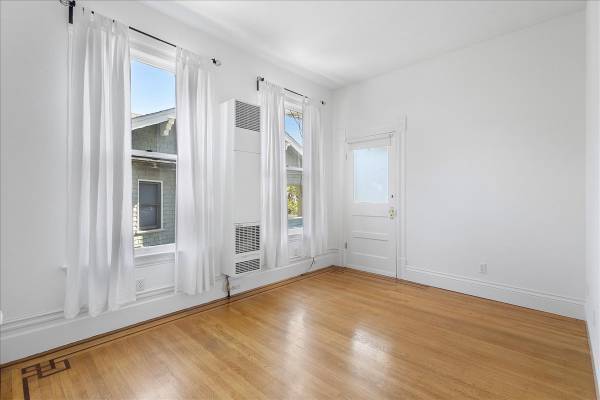 2BR/1BA Apartment · Great Neck photo 4