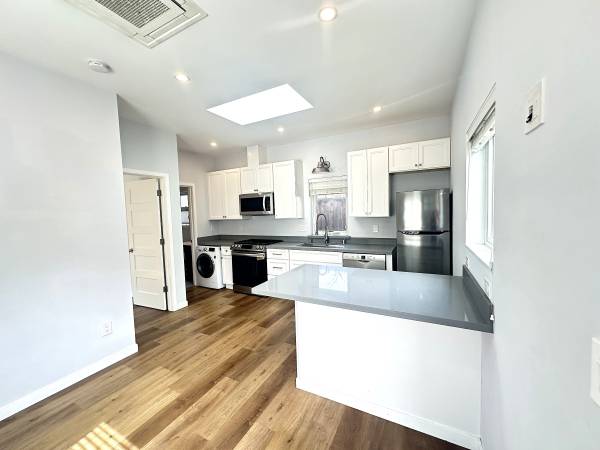 1BR/1BA In Law Adu · Oakland photo 4