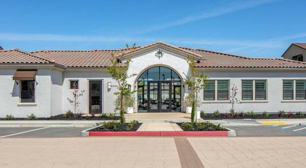 Apartments on E Arnaudo Blvd · Tracy photo 4