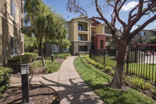 2BR/2BA Apartment on Valle Vista Ave · Vallejo photo 4