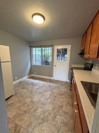 3BR/1BA Apartment · Oakland photo 3