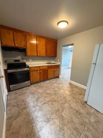 3BR/1BA Apartment · Oakland photo 4