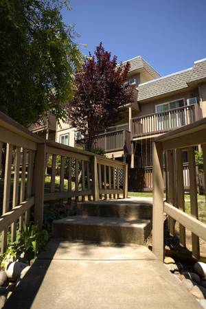 2BR/2BA Townhouse on Fairgrounds Drive · Vallejo photo 3