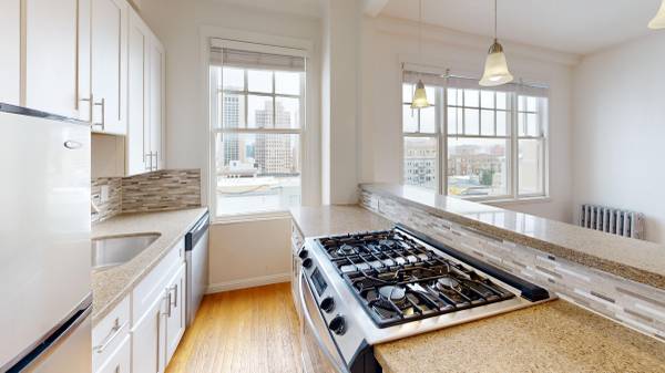 0BR/1BA Apartment on California · San Francisco photo 3