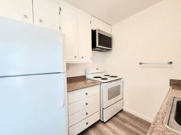 2BR/1BA Apartment on Madison Ave · Redwood City photo 2