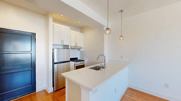 1BR/1BA Apartment on California · San Francisco photo 2