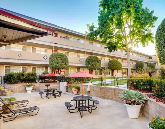St. Moritz Garden Apartments photo 3