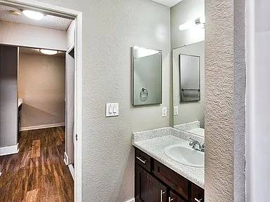 1BR/1BA Duplex on Tennyson Rd · Hayward photo 5