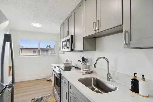 2BR/1BA Condo on Central Ave · Alameda photo 5