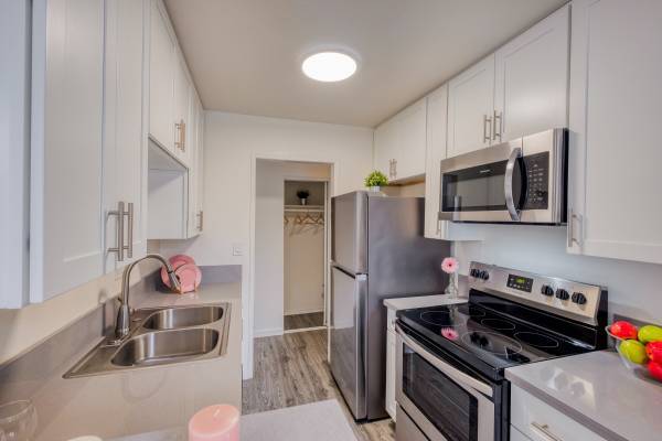 1BR/1BA Duplex on E 23rd St · Oakland photo 2