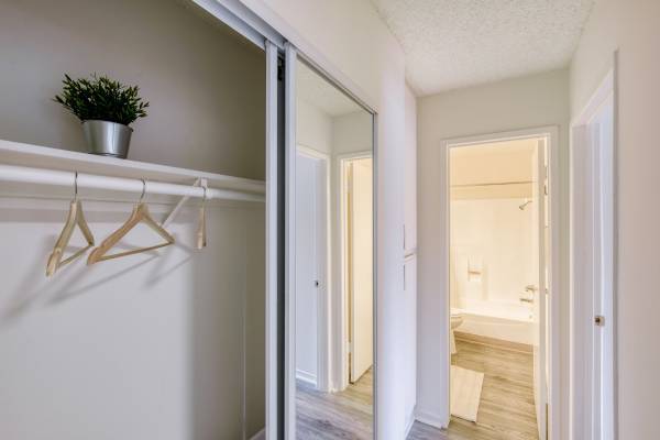 1BR/1BA Duplex on E 23rd St · Oakland photo 3