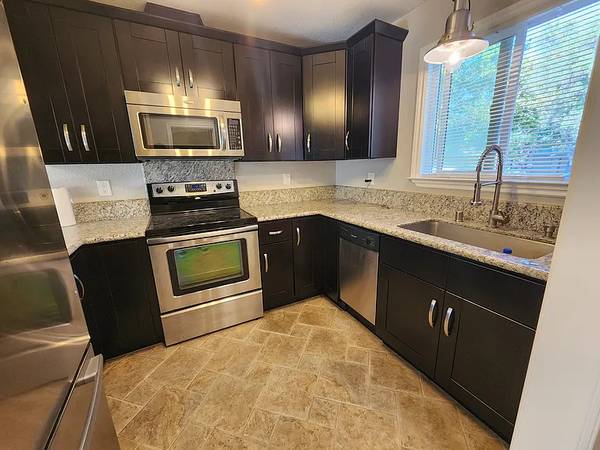 Beautiful 3/2 House Near Park With Laundry, High Ceilings, Yard And Pets Negotiable photo 2