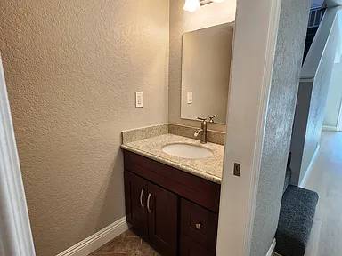 Beautiful 3/2 House Near Park With Laundry, High Ceilings, Yard And Pets Negotiable photo 3