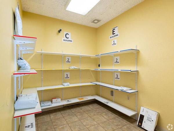 0BR/1BA Apartment on Carlmont Drive · Belmont photo 3