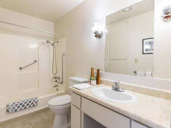 0BR/1BA Apartment on Carlmont Drive · Belmont photo 5