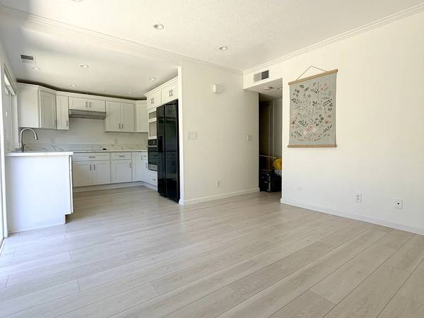 3BR/3BA Townhouse on Nina Ln · San Mateo photo 2
