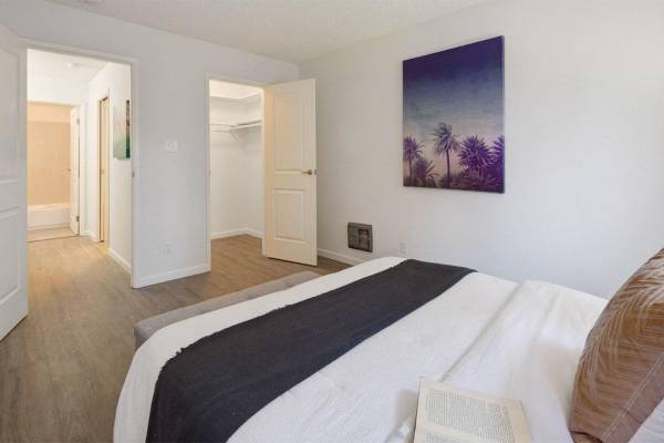 2BR/1BA Apartment on Central Ave · Alameda photo 3
