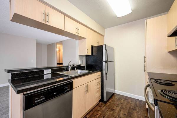 2BR/2BA Apartment on Parkmoor Avenue · San Jose photo 3