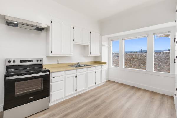 2BR/1BA Apartment on 105th Avenue · Oakland photo 2