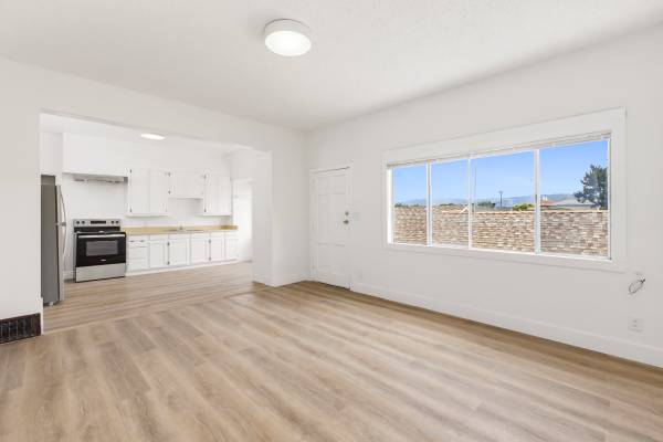 2BR/1BA Apartment on 105th Avenue · Oakland photo 4