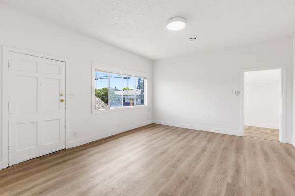 2BR/1BA Apartment on 105th Avenue · Oakland photo 5