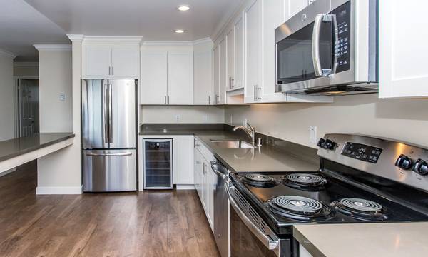 2BR/1BA Apartment on Foster City Boulevard · San Mateo photo 2