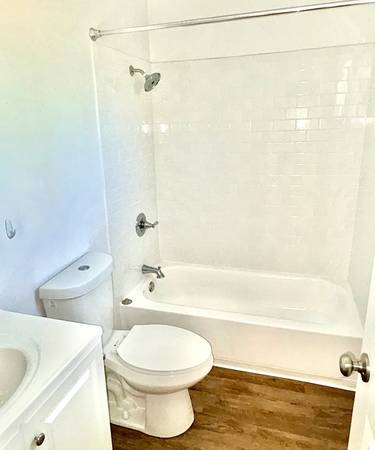 655 Mariposa Avenue Apartments photo 4