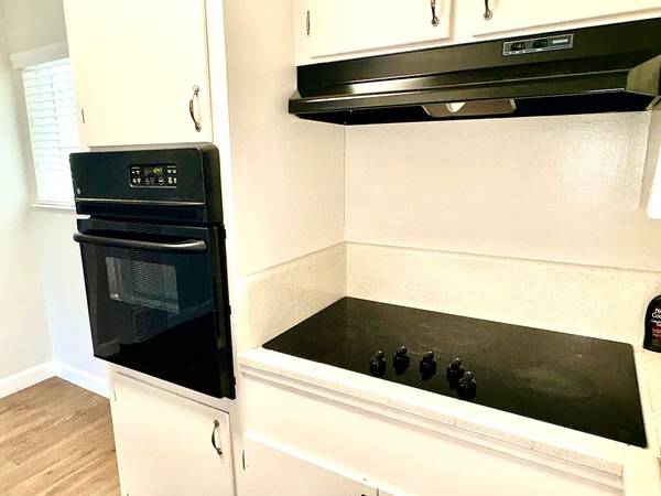 655 Mariposa Avenue Apartments photo 5