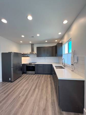 2BR/1BA Duplex · Oakland photo 4