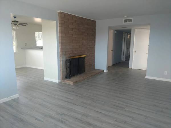2BR/1BA Duplex on London Ct · San Bruno photo 2