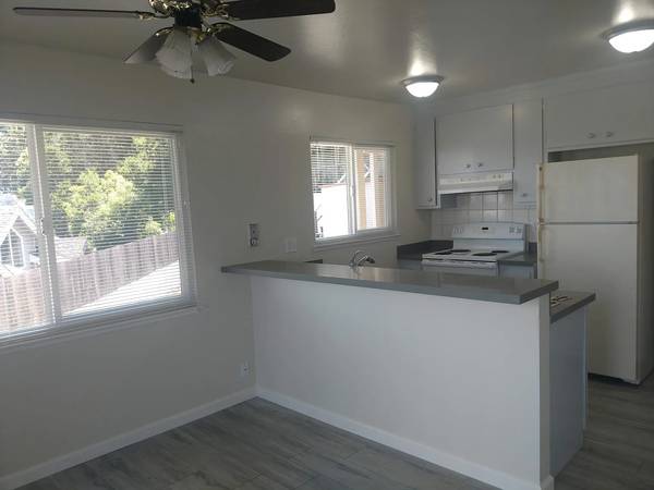 2BR/1BA Duplex on London Ct · San Bruno photo 3