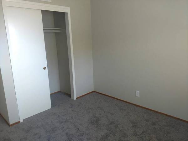 2BR/1BA Duplex on London Ct · San Bruno photo 4
