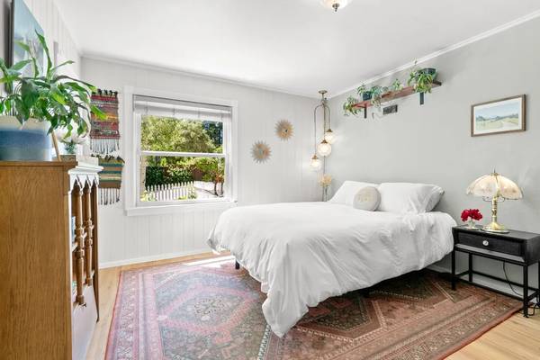 3BR/2BA Single Family House on Main St · Ben Lomond photo 5