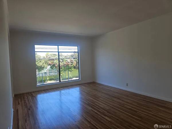 2BR/1BA Single Family House on Cambridge St · San Francisco photo 4
