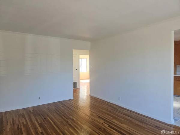 2BR/1BA Single Family House on Cambridge St · San Francisco photo 5