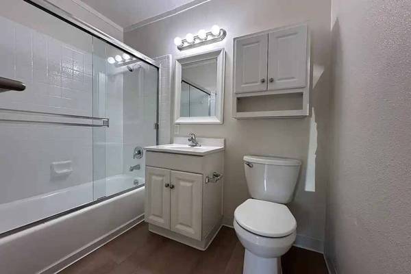1BR/1BA Apartment · Woodside photo 2