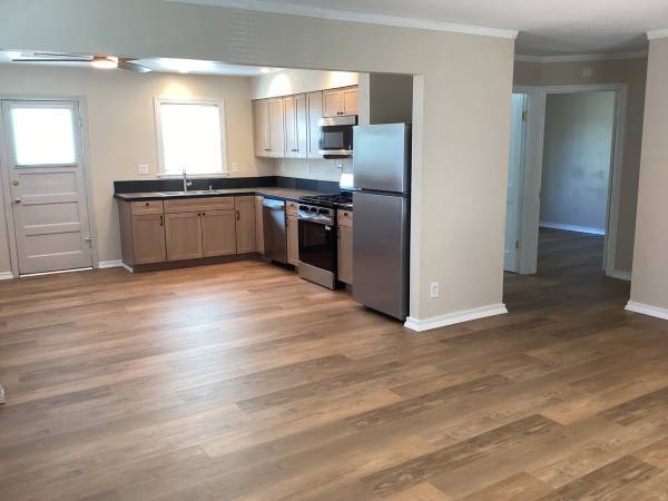 2BR/1BA Single Family House · Petaluma photo 2