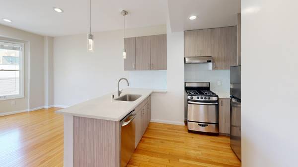 A Newly Renovated Lower Apartment In A 6 Plex. photo 4