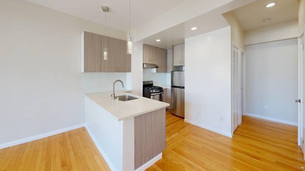 A Newly Renovated Lower Apartment In A 6 Plex. photo 5