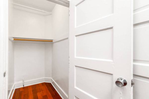 1BR/1BA Apartment · Elmhurst photo 2